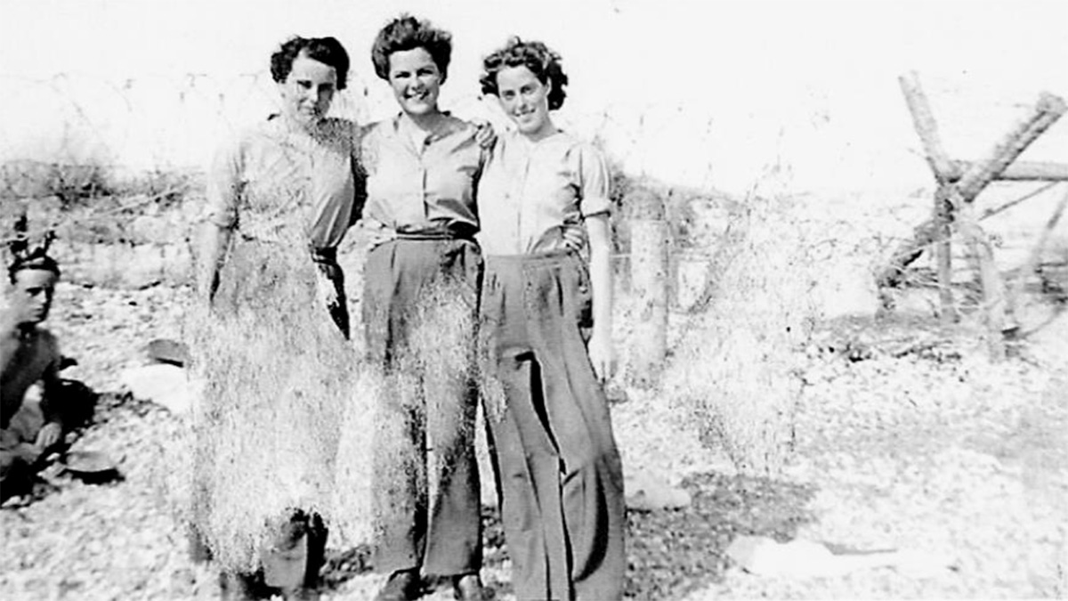 Hayling Island beach August 1942.jpg