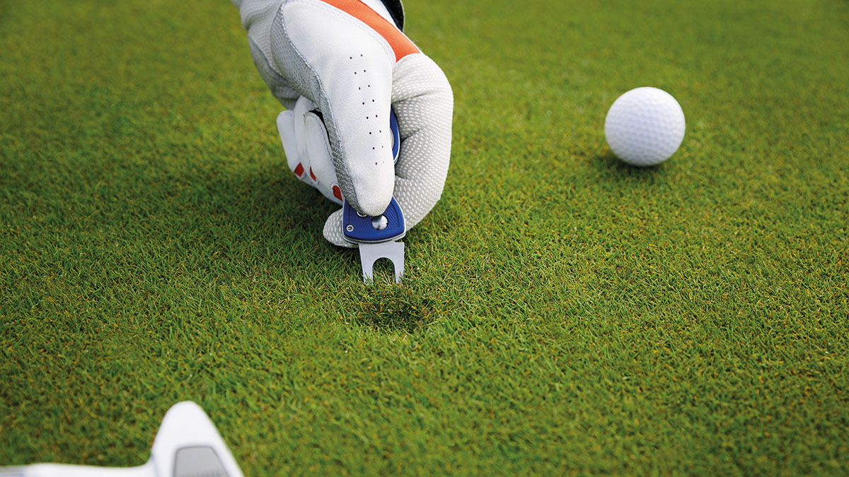 Pitchmark repair pic by Getty.jpg