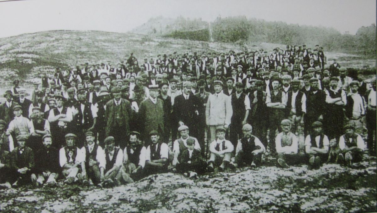 01.  Willie Park centre in white suit along with oer 100 labourers at Parkstone in 1909  No Better Place.jpg